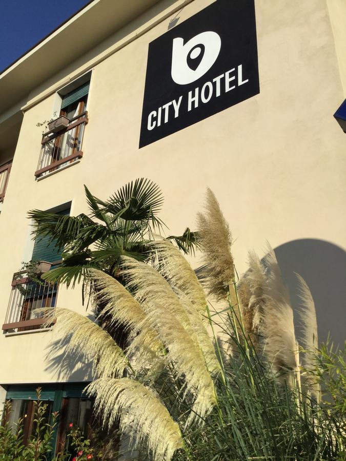 B City Hotel Bardolino Oda fotoğraf